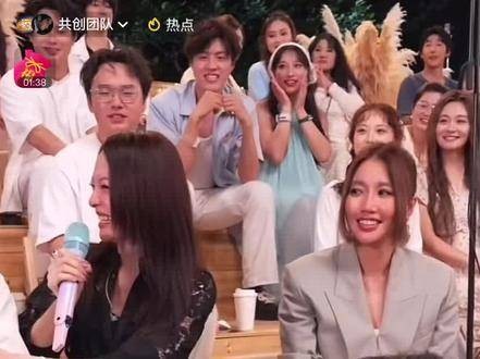 张韶涵演绎《快乐崇拜》时,似乎眼睛有些抽筋