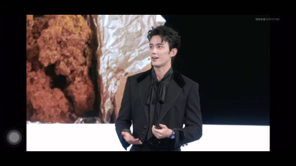 笑不活了家人们!吴磊现身线下发布会,直接开启脱口秀模式