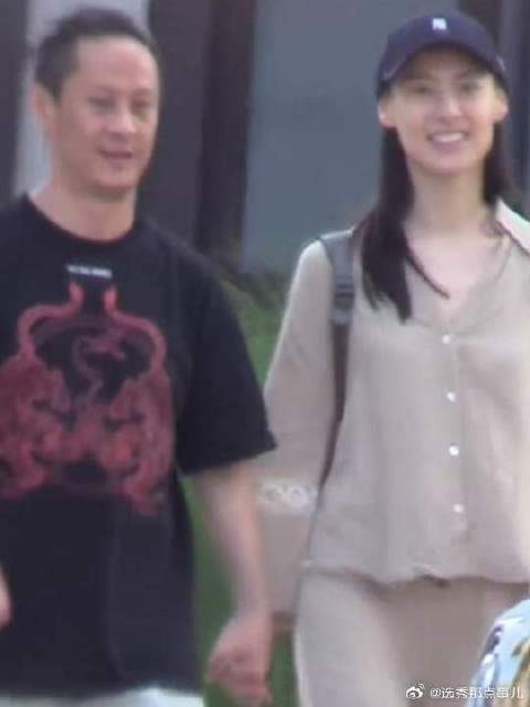 梁洛施马浴柯牵手约会,笑容甜美似初恋,曾曝被仨儿子催着找对象