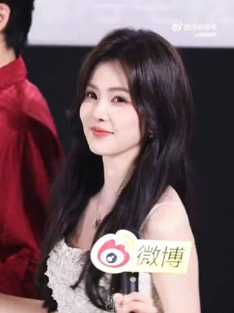 白鹿旋转定格心动瞬间