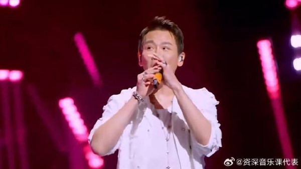 陶喆开场秀《星心》,粉色灯光一打下来,甜甜的气氛来了