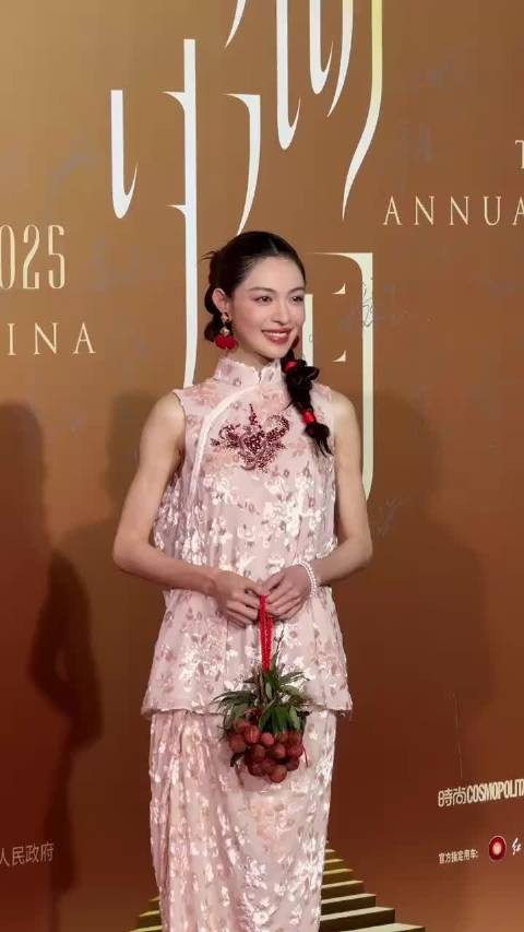 钟楚曦亮相穿着粉色新中式套装,发尾柔柔地放在肩侧,好一个岭南美人!