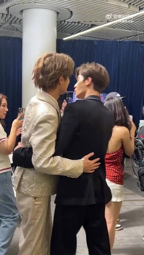 和@jjjustin0219 在微博电影之夜红毯相遇，两人拥抱热聊