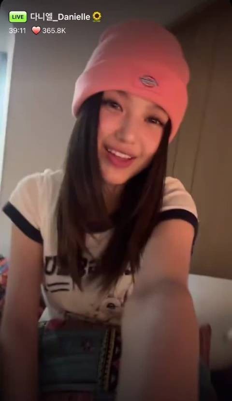 你们都笑康黑林没办法和她对视我就问你们能面无表情和这个女人对视吗？