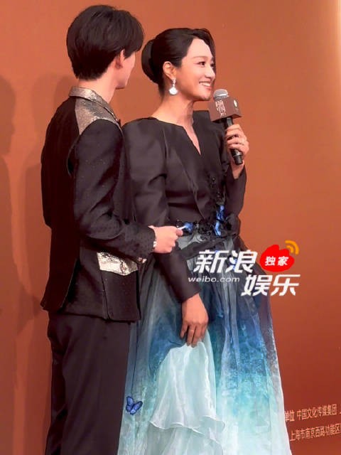 朱丹44岁穿蓝裙主持时尚中国之夜状态佳