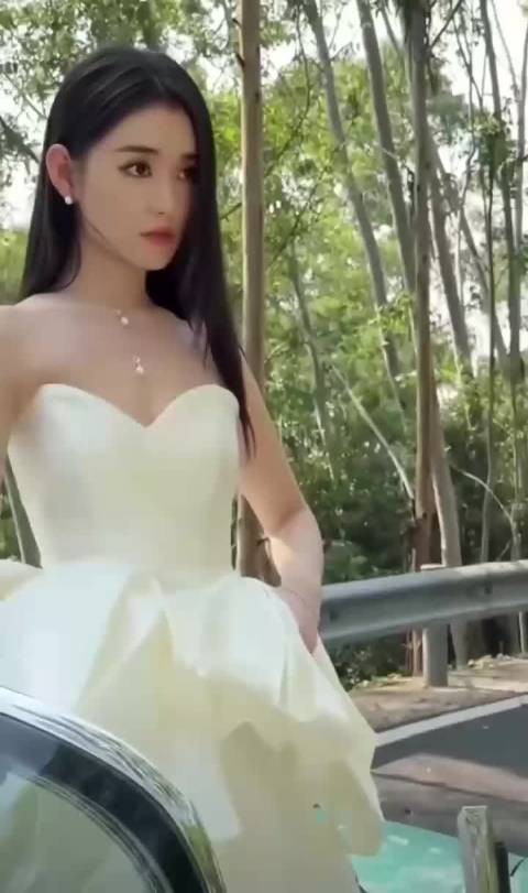 蒋依依终究是长大了,有一点时尚感了