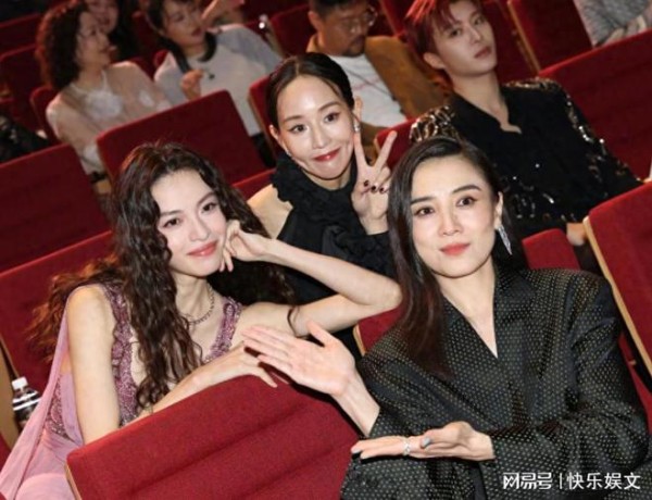 邓超黄晓明同坐无交流，佟丽娅忙着玩手机，私人关系一下就出来了