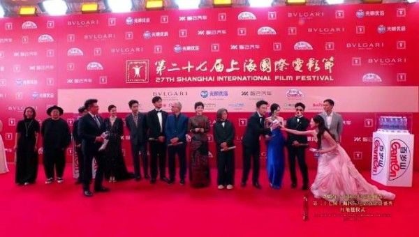 章子怡携《酱园弄》主创亮相上影节红毯