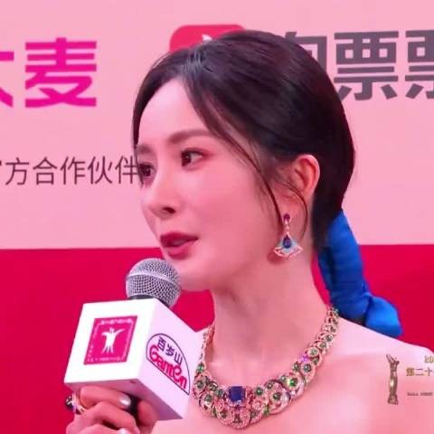 杨幂又在红毯搞抽象