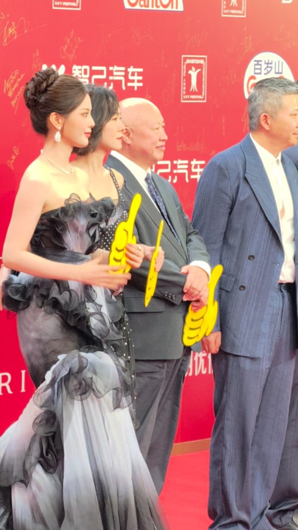 杨超越小跑赶《无名之辈》剧组亮相上影节红毯