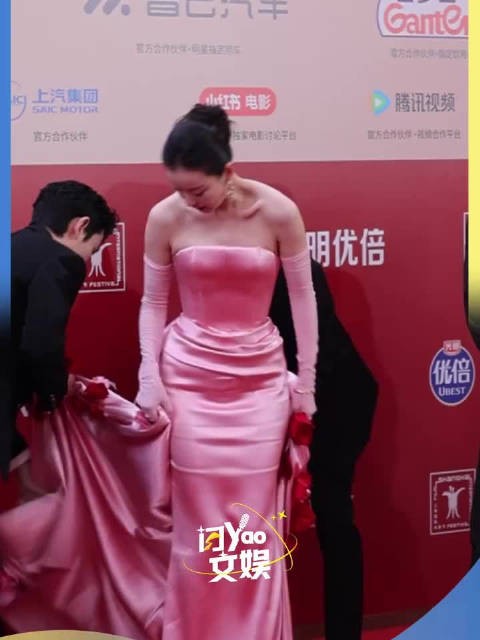 朱一龙吴磊贴心帮倪妮整理裙摆