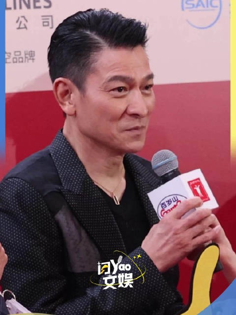 刘德华清唱把红毯变演唱会
