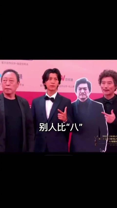 笑疯了,别人比8朱一龙对手指,懵懵懂懂的抽象圣体