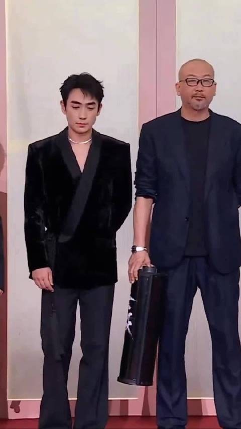 朱一龙和吴磊帅脸的一旁，又是一张帅脸