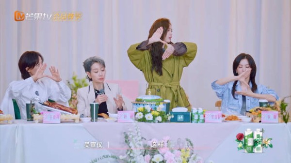 wxy吴宣仪 比SAS这个手势非常的轻松，还教学其他人 @吴宣仪_Betty 乘风2025