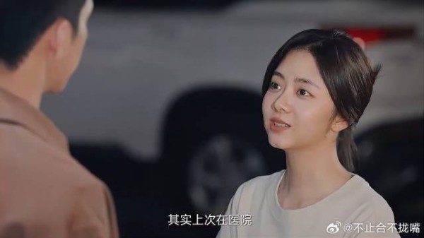 丈夫温柔的摸娇妻脑袋，娇妻一脸幸福，这个摸头杀太杀我了