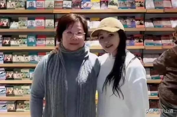 57岁伊能静英国街头素颜被偶遇！网友误认老奶奶，真实模样引热议