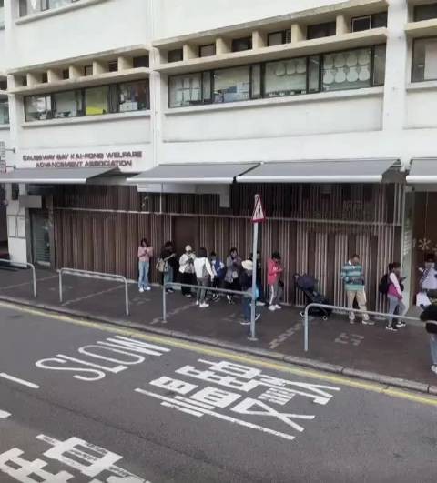 有网友在香港偶遇方媛接孩子，大家都很有边界感，没有去围观
