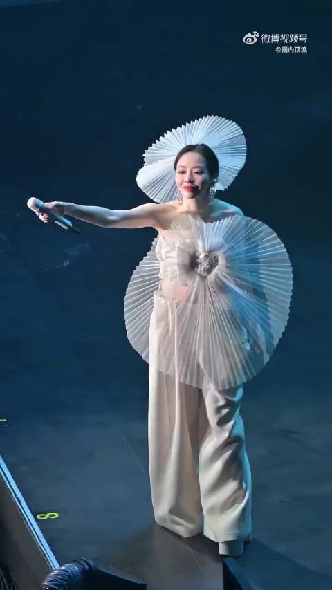 家人们谁懂啊！张靓颖巡演海报从“魔女”秒变“神女”，美到失语！