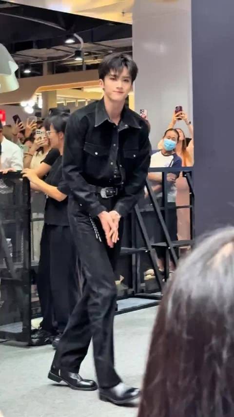 闫桉的屁股不会恐高吗 腿长到直接到别人的腰