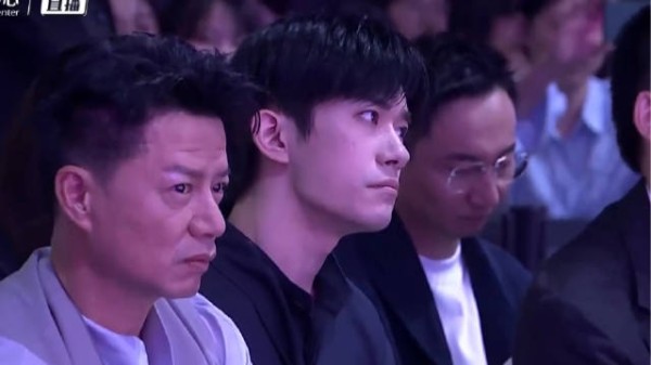 易烊千玺亮相自己主演的电影《蛮荒禁地》发布会,导演介绍角色