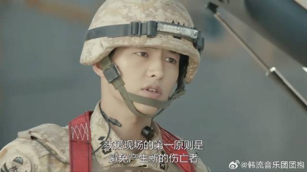 废墟下竟还有幸存者，徐上士听到呐喊，连忙前往营救