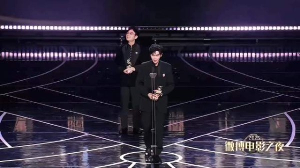 张若昀亮相引热议,大鹏笑容满面