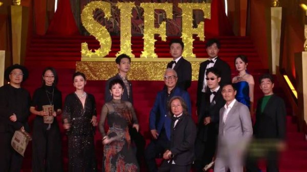 上海电影节开幕刘德华携双片亮相，雷佳音连走两场红毯
