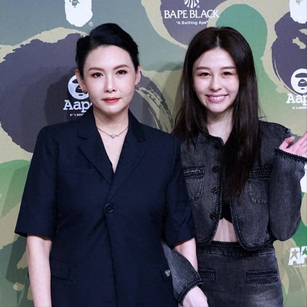 56岁邱淑贞与22岁女儿同框，母女感情深厚，气质令人惊艳