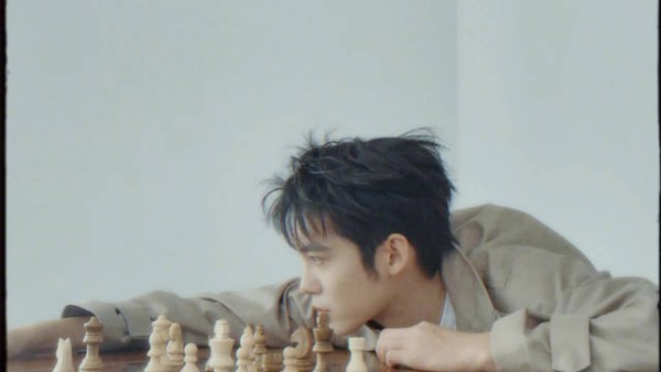于适戛纳拍摄MAT7月封面，碎金波光映盛夏