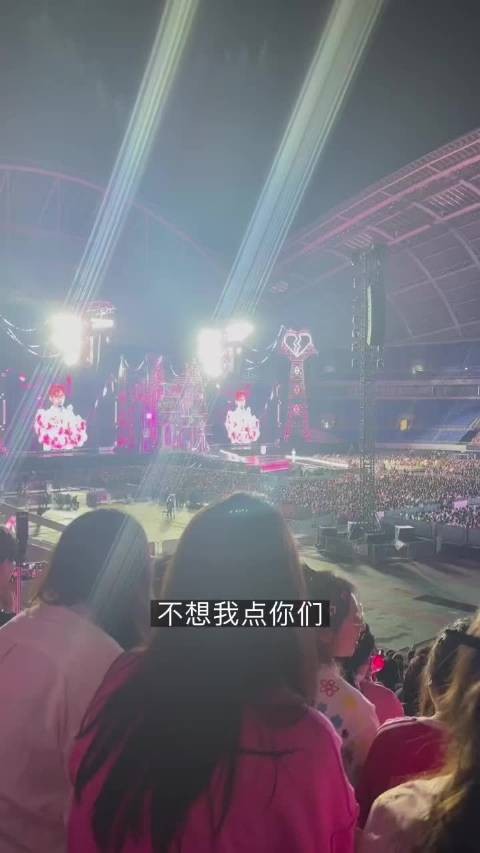 粉丝举胸肌挑战应援牌获汪苏泷点名