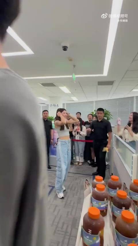 吴艳妮以速度打破刻板印象,美貌与实力并存
