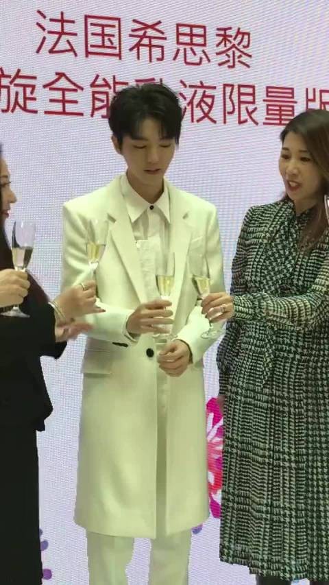 王俊凯你怎么和四年前一样啊！盐都不盐了，躲酒也能被你玩出花