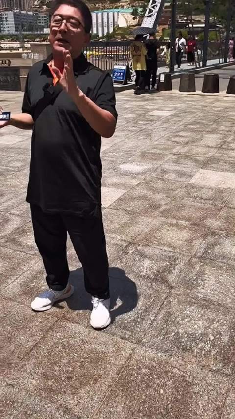 著名主持人水均益罕见出镜 声音及形象展现新变化
