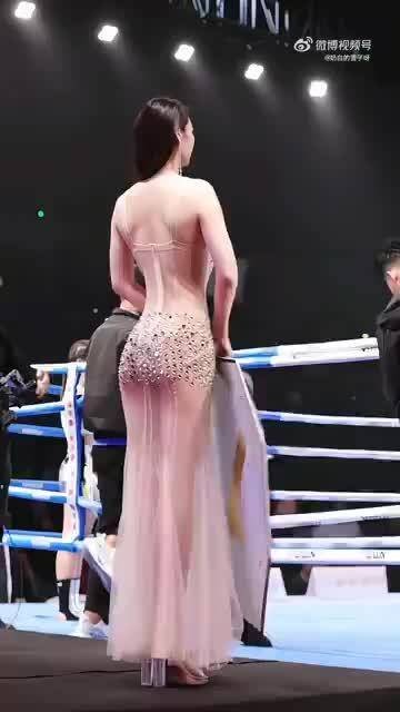 透视装挑战展现美丽背影