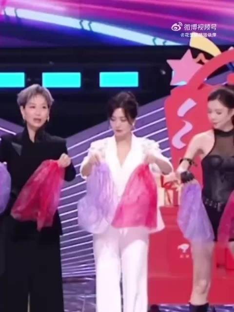 李晟玩抓七袋游戏忙到重影,与SAS姐姐团搞笑配合