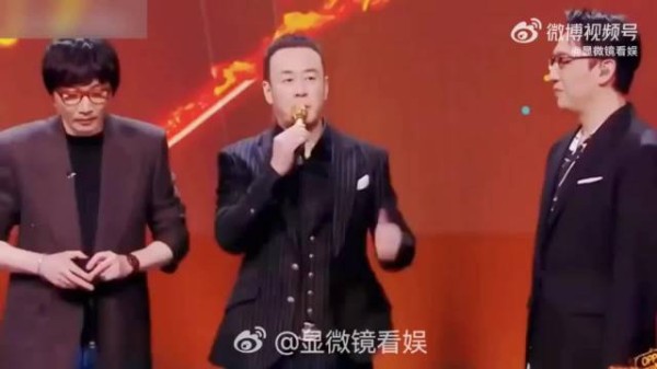 杨坤牵手年轻女性疑曝新恋情,曾靠前女友供养创作《无所谓》