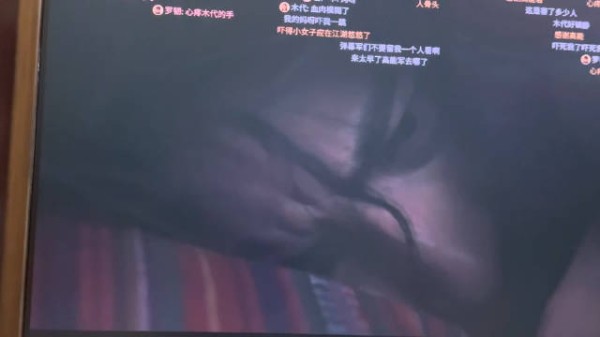 女子深夜发现陌生人站床头被吓崩溃