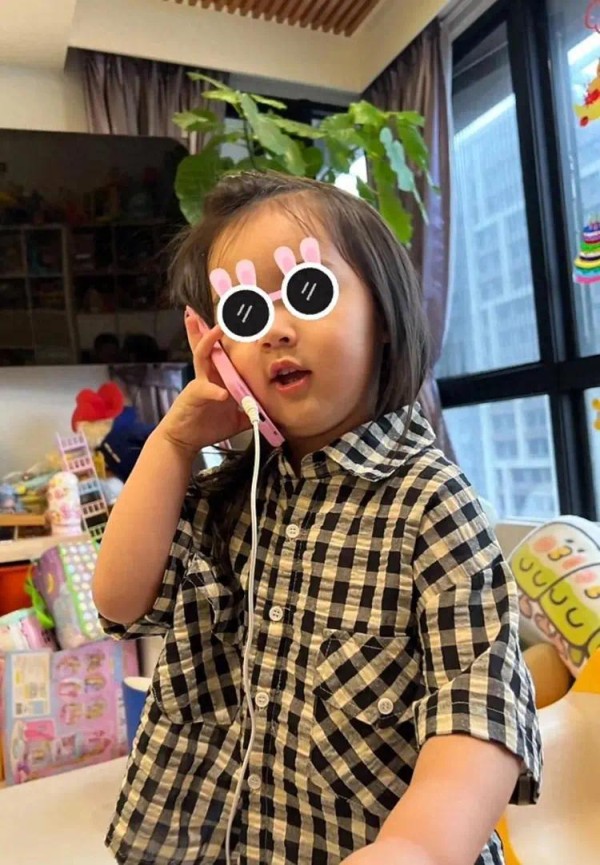 郭碧婷给儿子过三岁生日，小向笙留长发像向佐，生日待遇不如姐姐