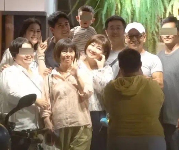 任家萱带男友儿子与爸妈聚餐，她和小徐一起变胖，妹妹妹夫也来了
