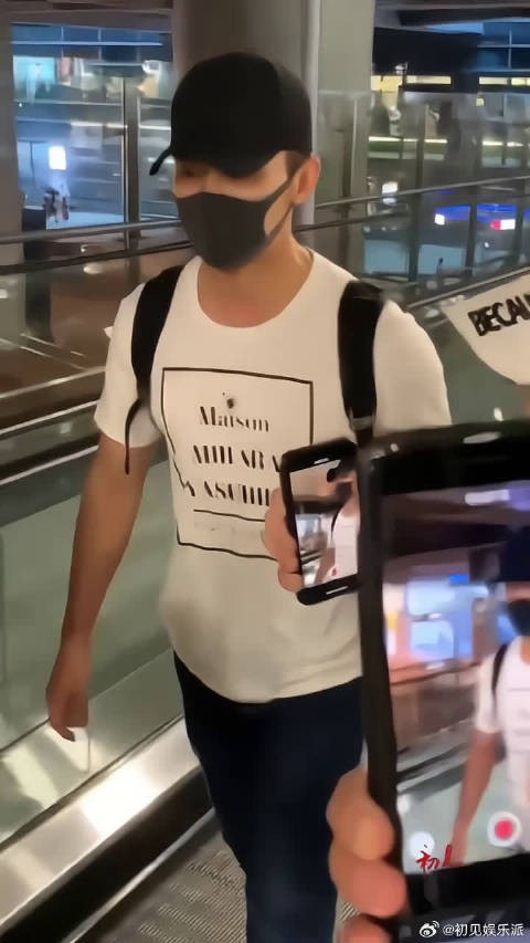 李晨,现身机场,心情很低落哦