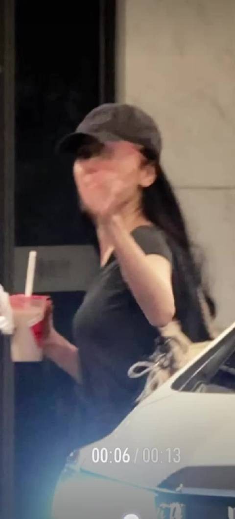 迪丽热巴上海出发，请送机粉丝喝奶茶，谁羡慕了我不说