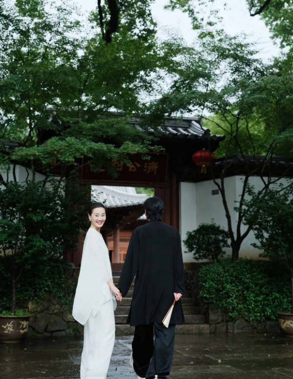 林依轮与妻子西华结婚30周年，感情依旧恩爱甜蜜。