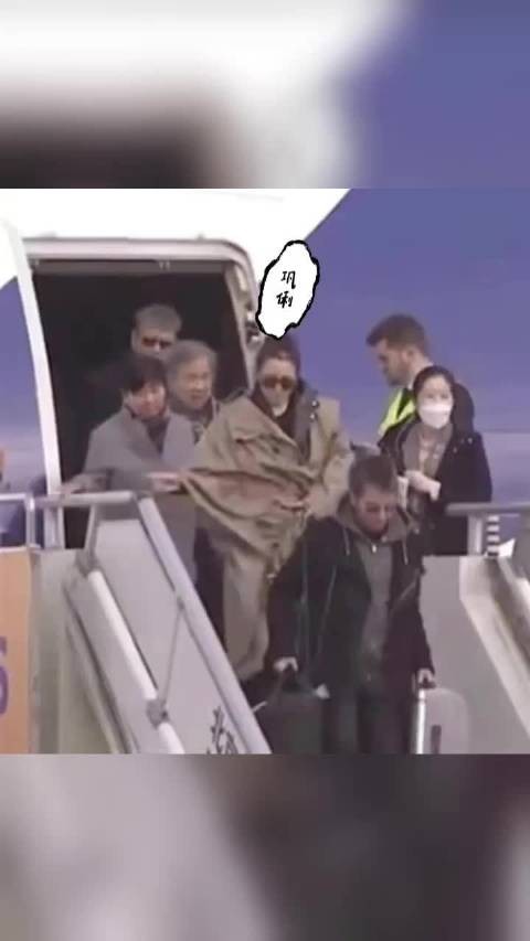 59岁巩俐与76岁法籍丈夫同机赴外工作，素颜显臃肿但精神矍铄