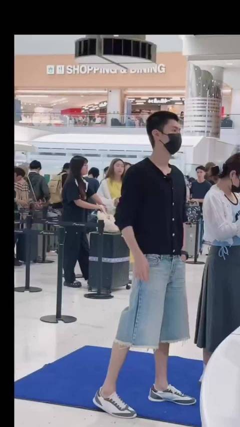 陈哲远寸头黑衫日本偶遇后即回国