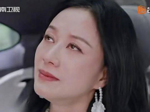 47岁倪虹洁痛哭失控，父亲冷漠无视，儿子直喊大名，人生中年不敢再婚