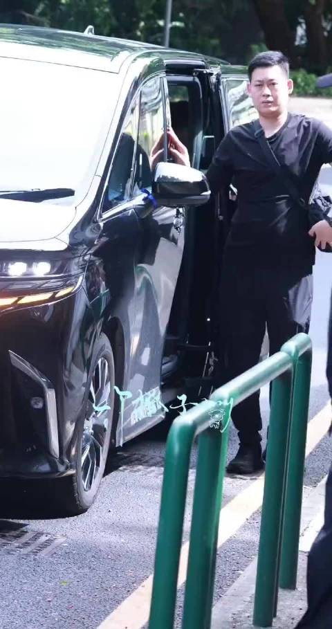 白鹿现身澳门奔跑吧公益活动，白T黑长直造型吸睛