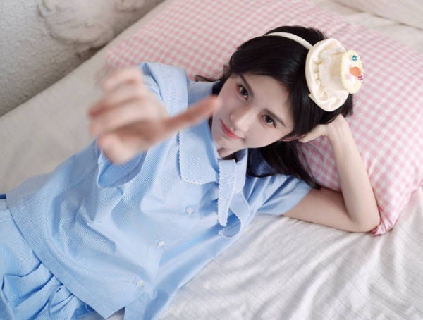 鞠婧祎蓝格裙扮蛋糕少女！甜妹感直接拉满