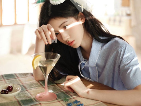 鞠婧祎拍摄光感美照，氛围感十足。
