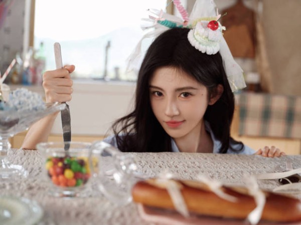 鞠婧祎的嘴角勾勒出一抹笑容，显得俏皮又灵动。